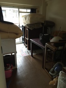 片付け前の実家の一部屋