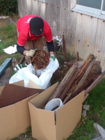 庭の片付け作業の風景
