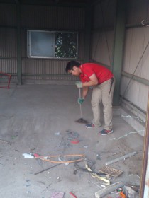 片付け中の倉庫の中