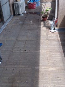 ベランダを片付け中