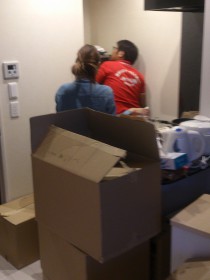 メイク道具の段ボールを待つときの写真