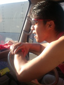 運転中の立石（サングラス付）