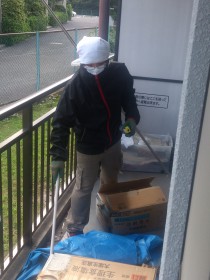 蜂の巣を駆除している状況