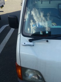 トラックに磁石でくっついている新幹線