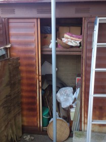 不用品が詰まった物置