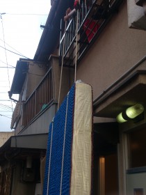 ベッドを釣り上げ、二階に運ぶ