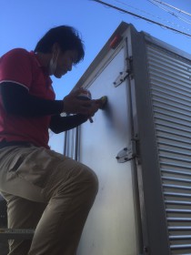 トラックを洗車する立石