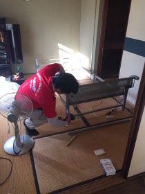 引越し作業中の家具の解体