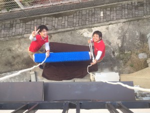 家具の吊り上げ作業の風景