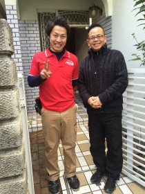 引越し作業後に家の前で