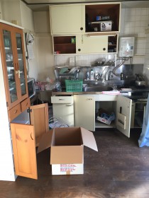 片付ける前のキッチン