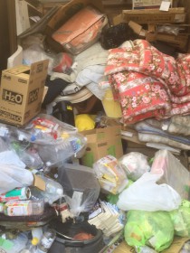 ゴミ屋敷化したゴミの片付け作業