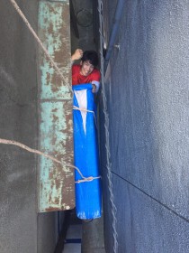 富田林市で引越し作業中で、ベッドを吊っているシーン