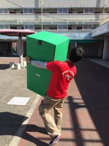 和泉市で引越し作業で荷物を運ぶスタッフ