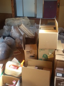 回収前の不用品が置かれたお部屋