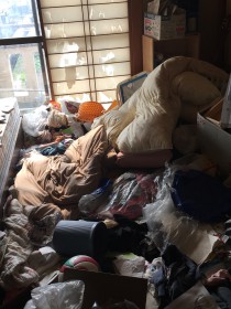 ゴミ屋敷の不用品の散らかったお部屋の様子