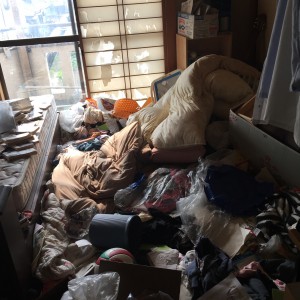 ゴミ屋敷の不用品の散らかったお部屋の様子