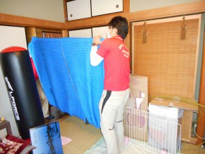 卓球台を動かす立石
