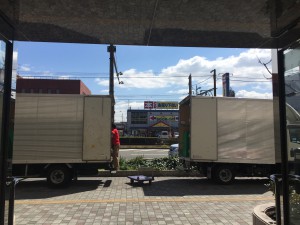 引越し作業中のトラック