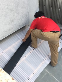 大工仕事をするスッキリドクター