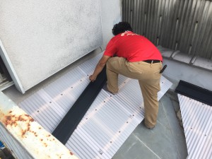 大工仕事をするスッキリドクター 
