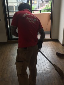 清掃中のスタッフ