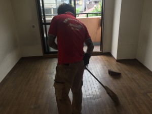 清掃中のスタッフ