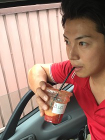 スムージーで体力回復中の花岡