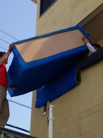 家財道具を吊り上げて運搬