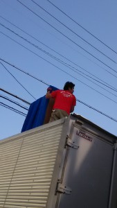 トラックの荷台で作業するスタッフ