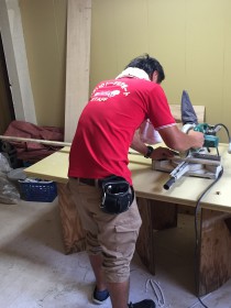 大工仕事を手伝う花岡