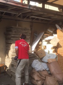 廃材を処分するスタッフ