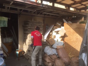 廃材を処分するスタッフ