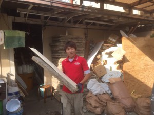 不用品を回収するスタッフ
