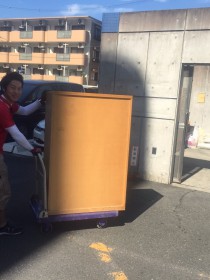 粗大ゴミを運搬するスタッフ