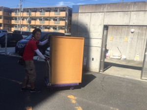 粗大ゴミを運搬するスタッフ