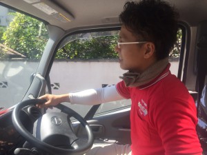 トラックを運転するスタッフ