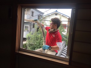 エアコンの取り外し作業をするスタッフ