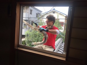 エアコンを取り付け中