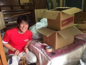 梱包作業を行うスタッフ