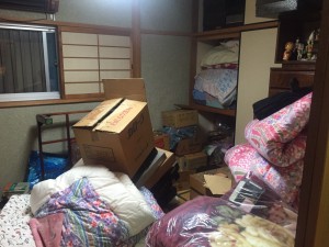 荷物が散らかっているお部屋