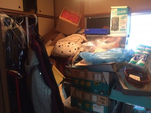 不用品が散らかっている状態のお部屋