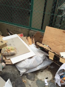 片付ける前の庭にある不用品