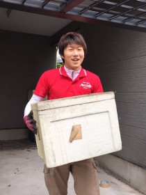 ガレージの片付けをするスタッフ